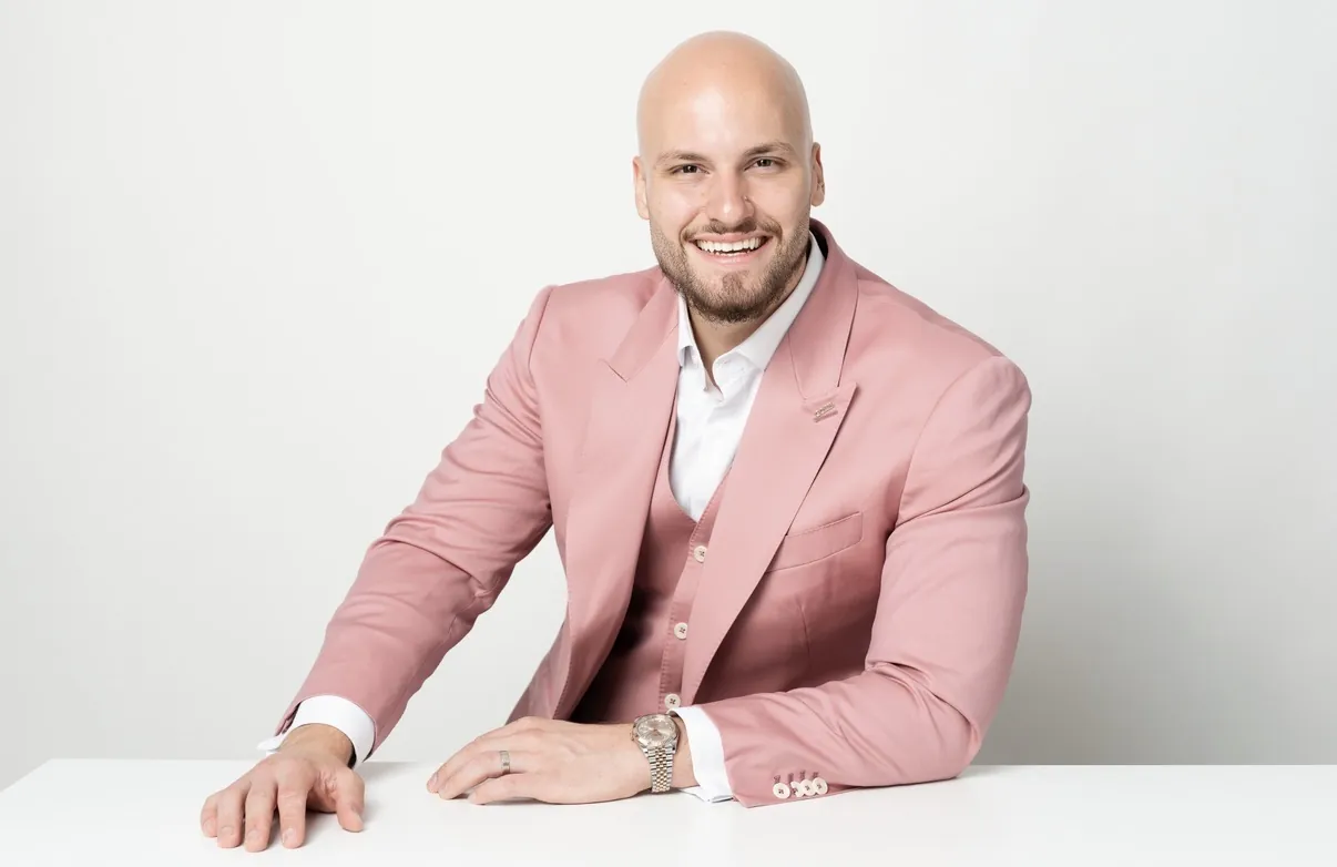 Costum roz cu vestă, portret de studio