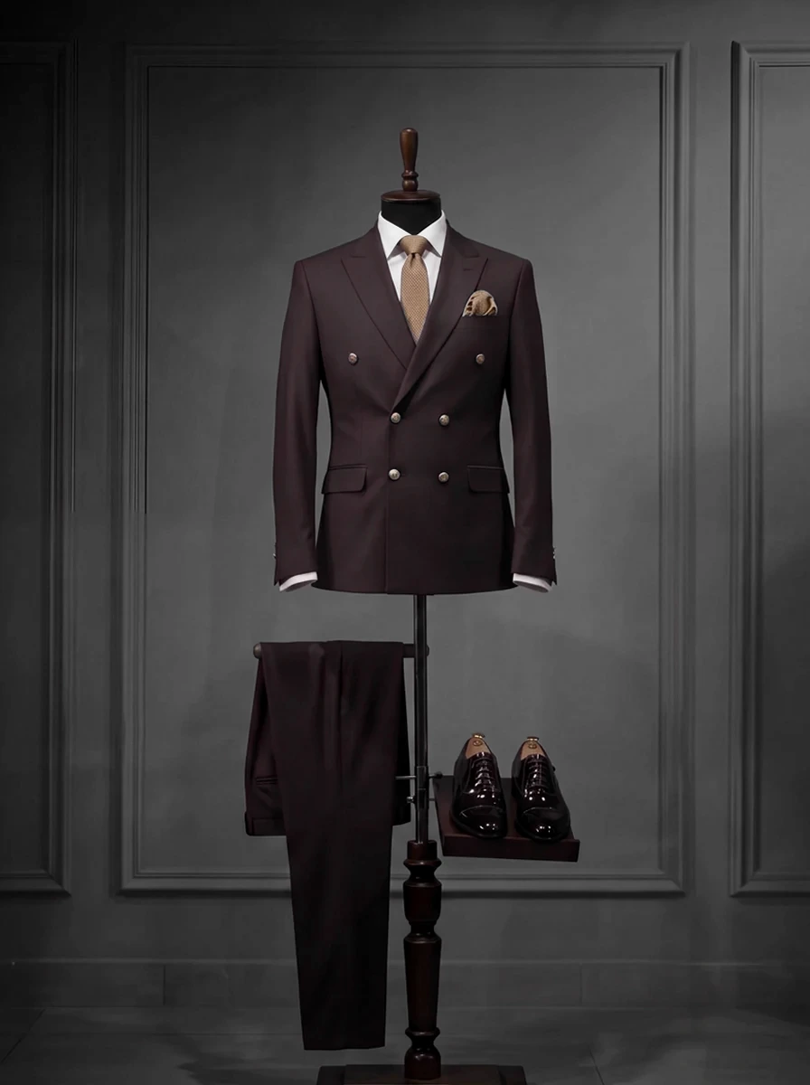 Costum bordeaux la două rânduri, prezentare de produs pe manechin