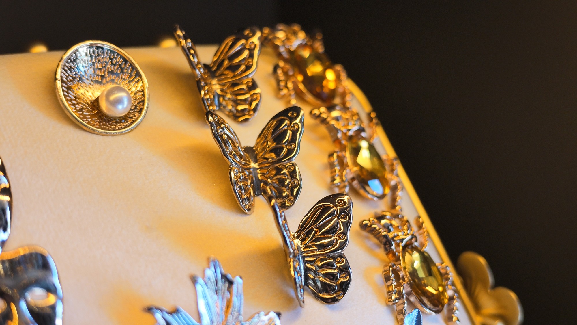Accesorii metalice și accente de rever în showroom