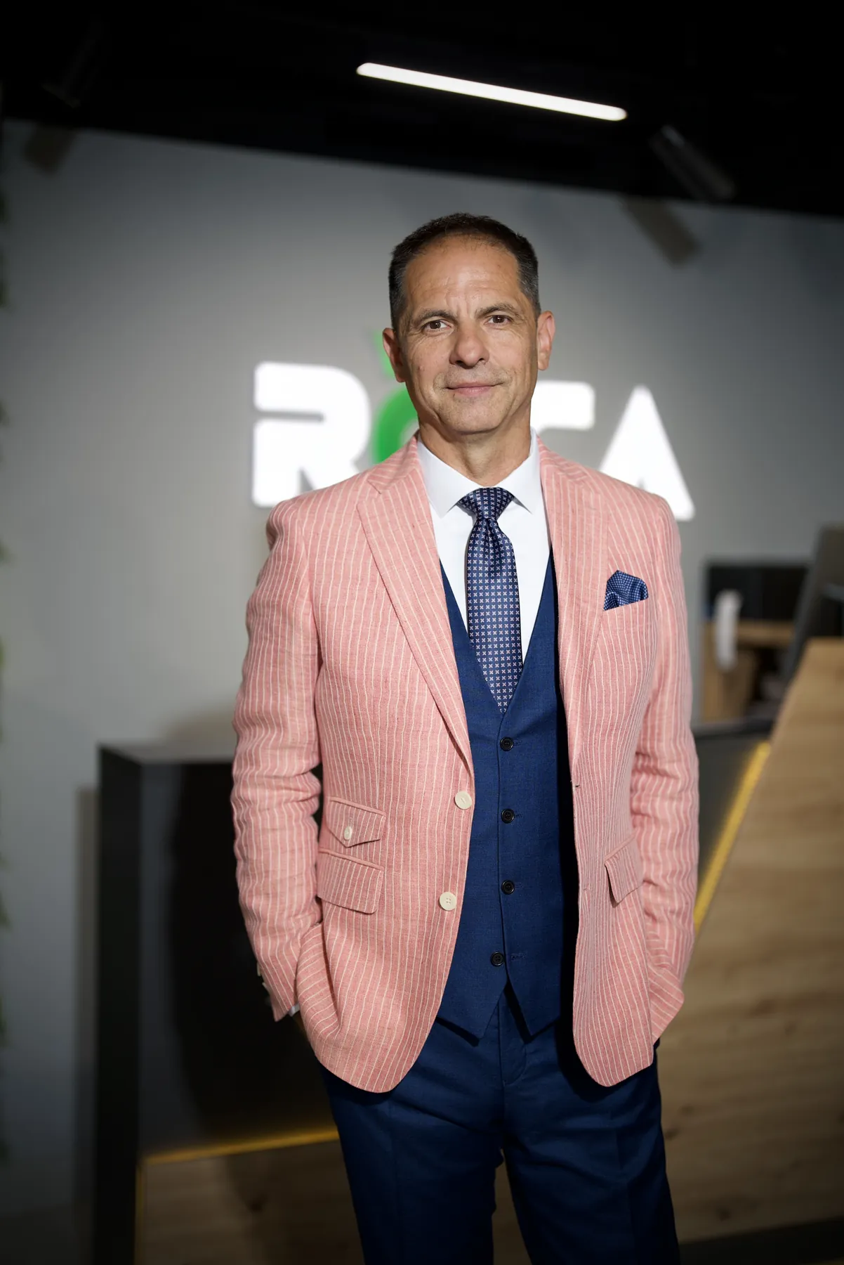 Sacou roz, vestă și pantalon bleumarin, în showroom-ul ROCA