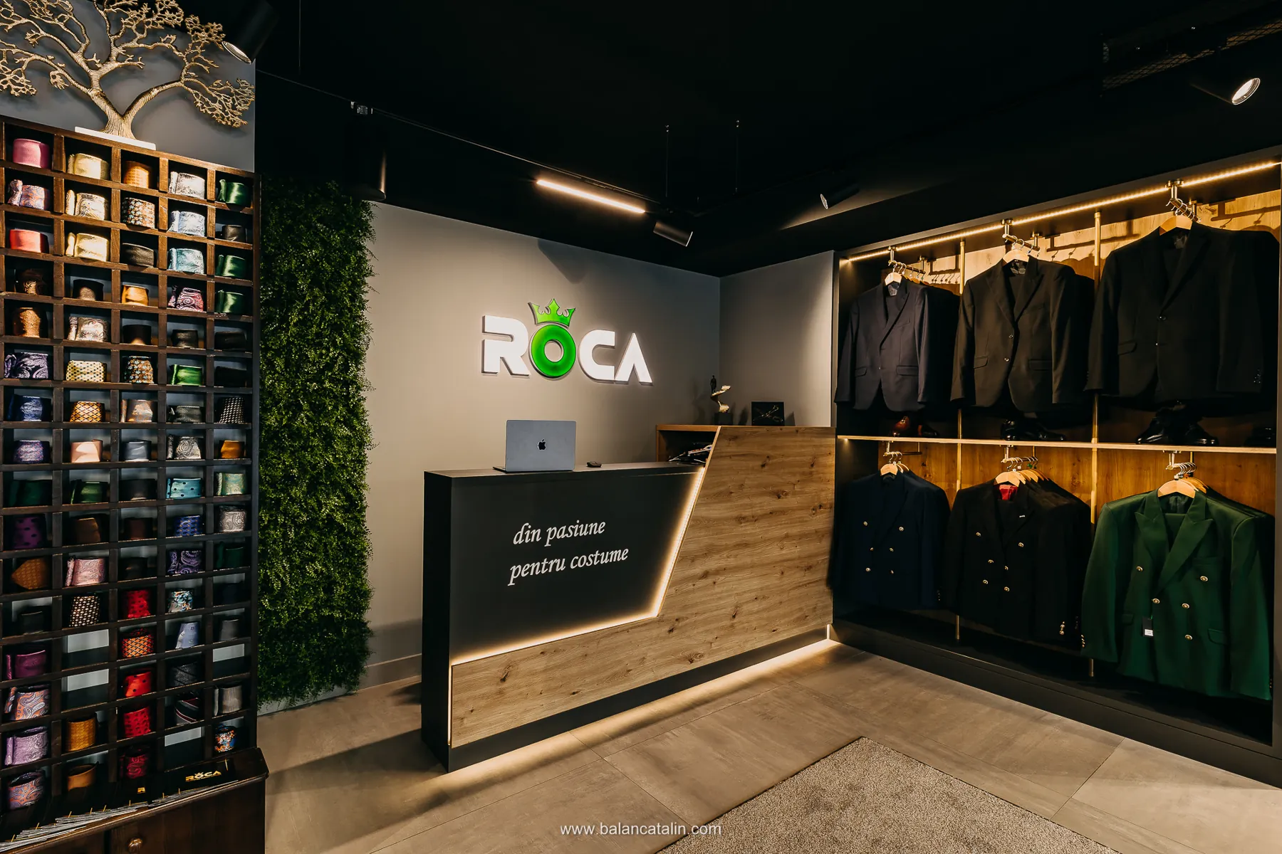 Showroom-ul ROCA, cu peretele de cămăși și recepția