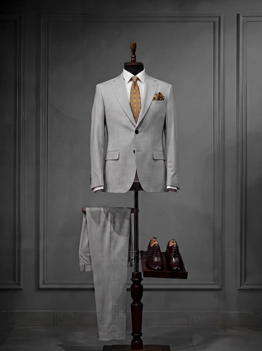 Costum gri deschis, prezentare de produs pe manechin