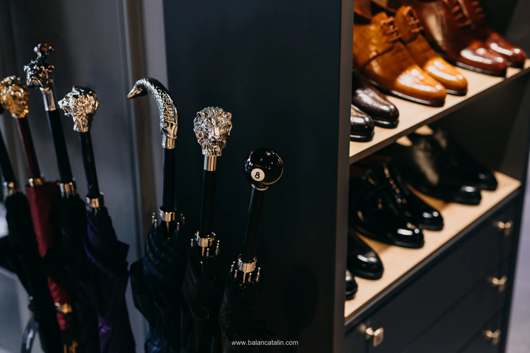 Accesorii și pantofi expuși în showroom