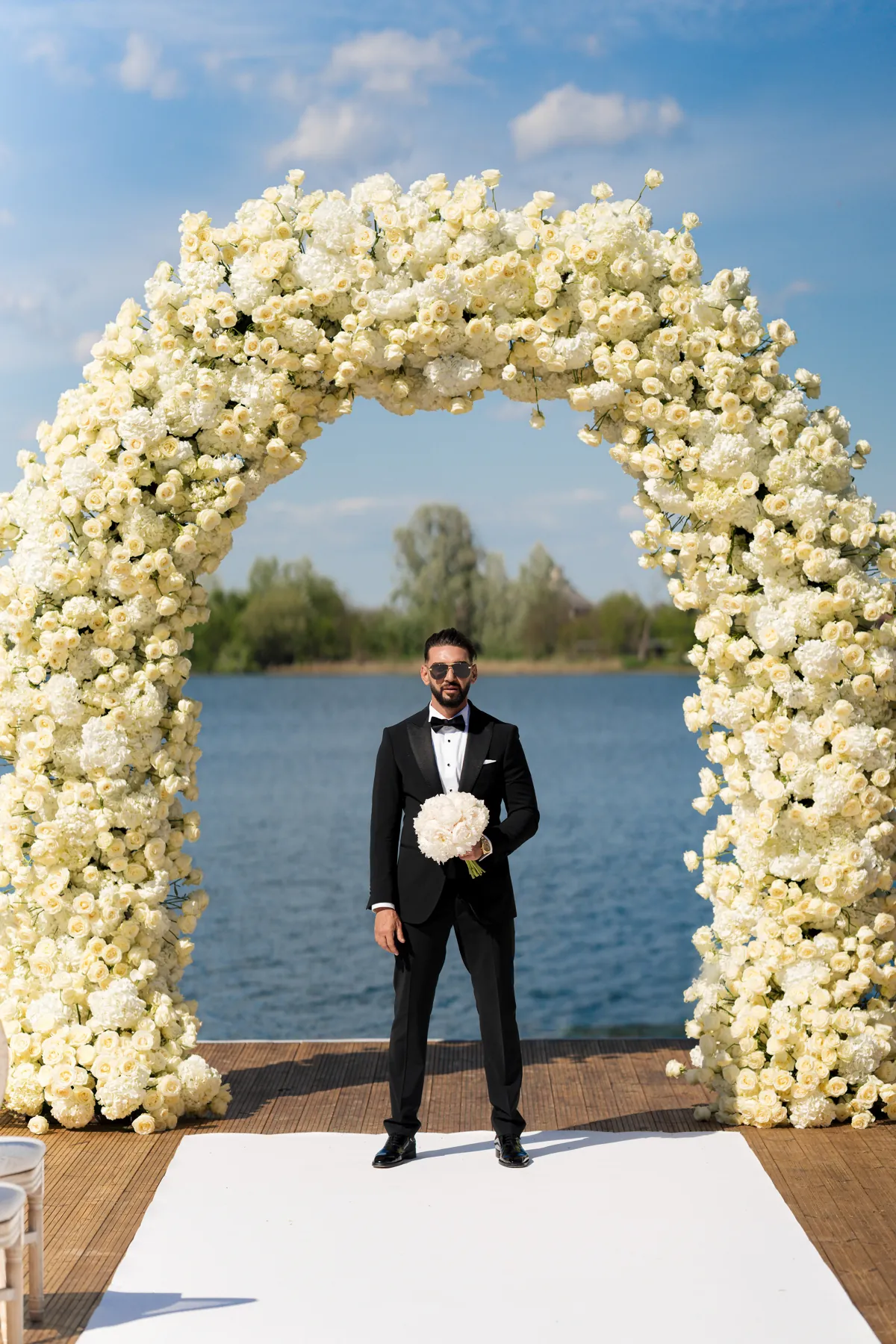Arcada florală de pe lac, cu mirele în smoching