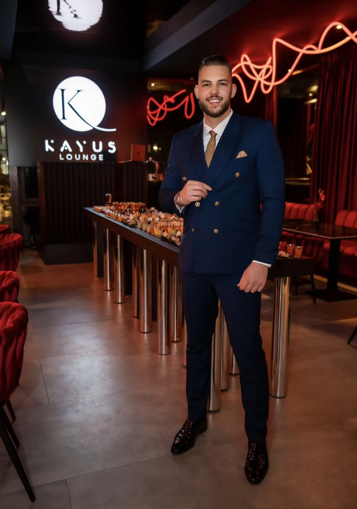 Costum albastru la două rânduri, într-un lounge