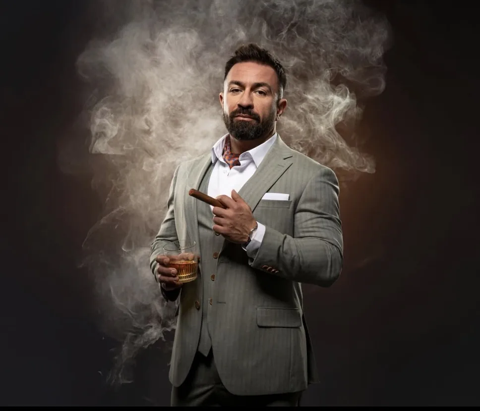 Costum gri deschis cu vestă, portret editorial cu fum
