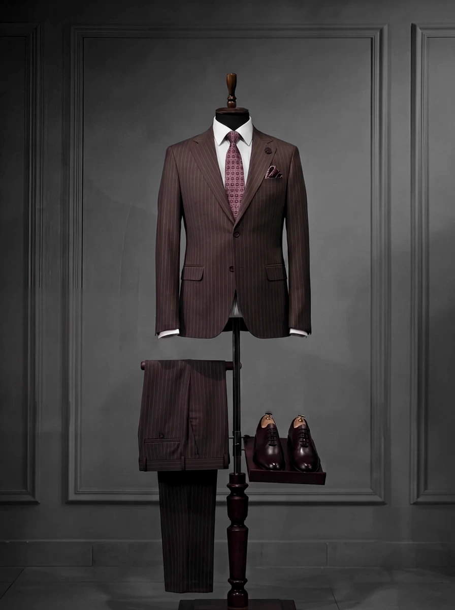 Costum bordeaux cu dungi fine, prezentare de produs pe manechin