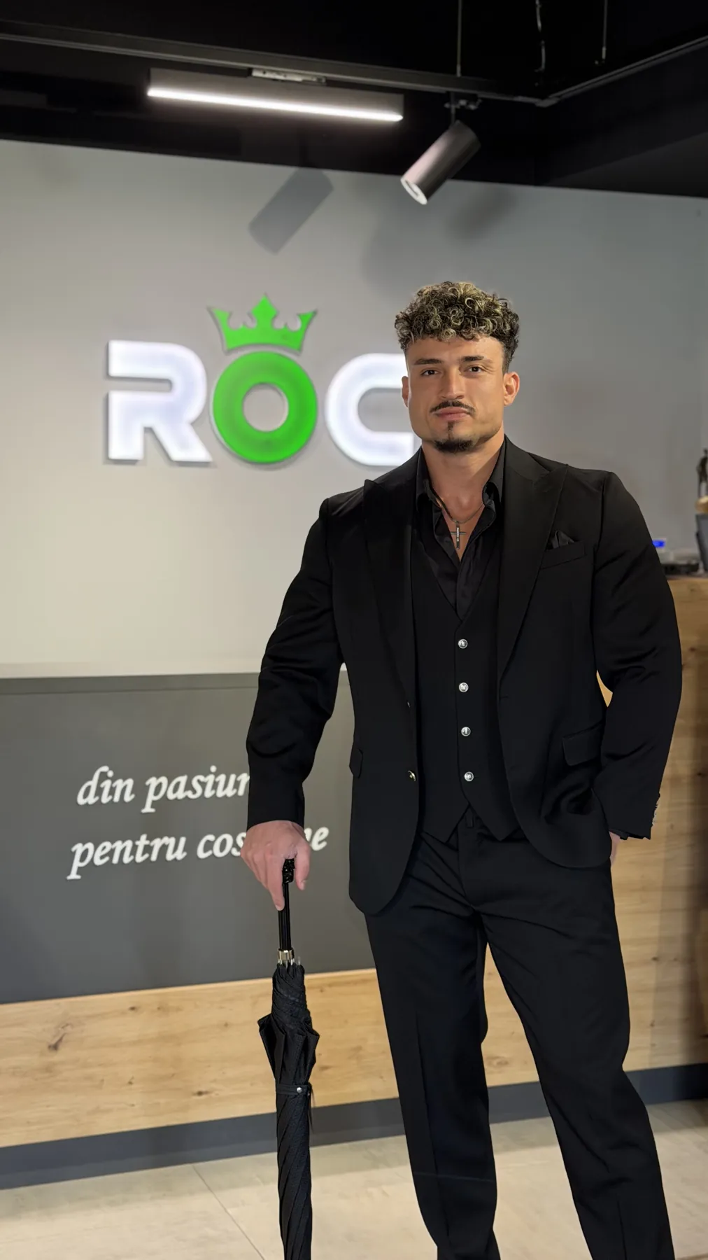 Costum negru în trei piese, în showroom-ul ROCA