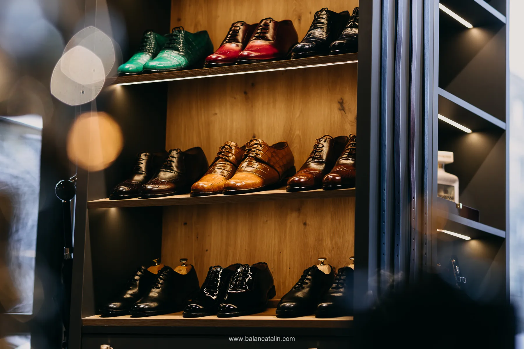 Raft cu pantofi din piele în showroom